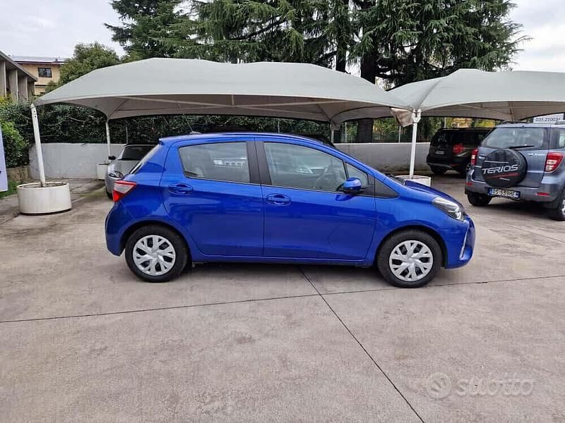 Usata Toyota Yaris Hybrid Business Edition 73 CV (53 kW) 2020 Blu Berlina