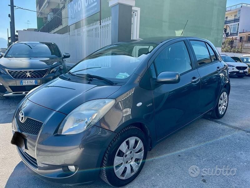 Usata Toyota Yaris Sol 89 CV (65 kW) 2007 Grigio Utilitaria