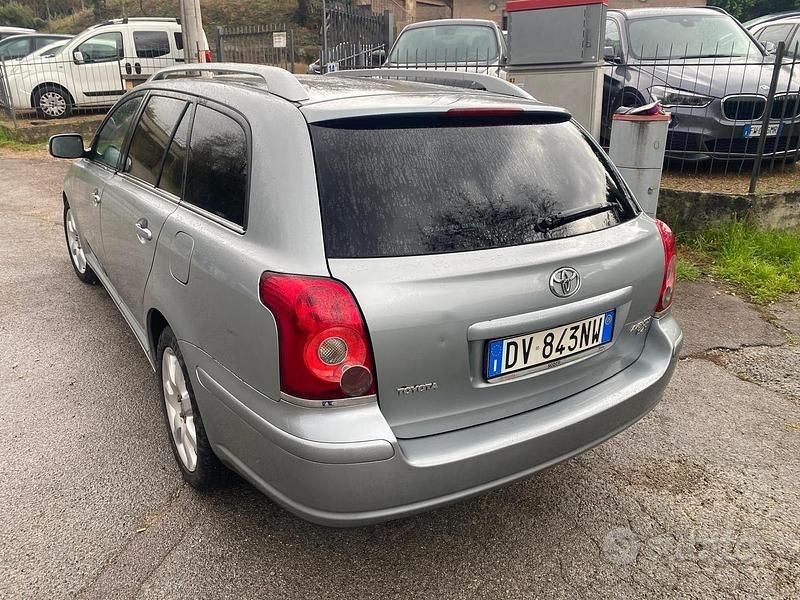 Usata Toyota Avensis 126 CV (92 kW) 2009 Grigio Station wagon