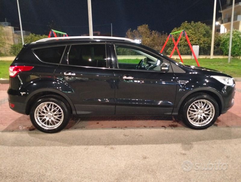 Usata Ford Kuga 150 CV (110 kW) 2015 Nero SUV