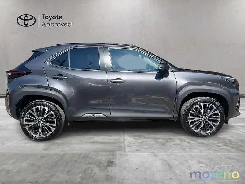 Usata Toyota Yaris Cross Lounge 116 CV (85 kW) 2023 Grigio SUV
