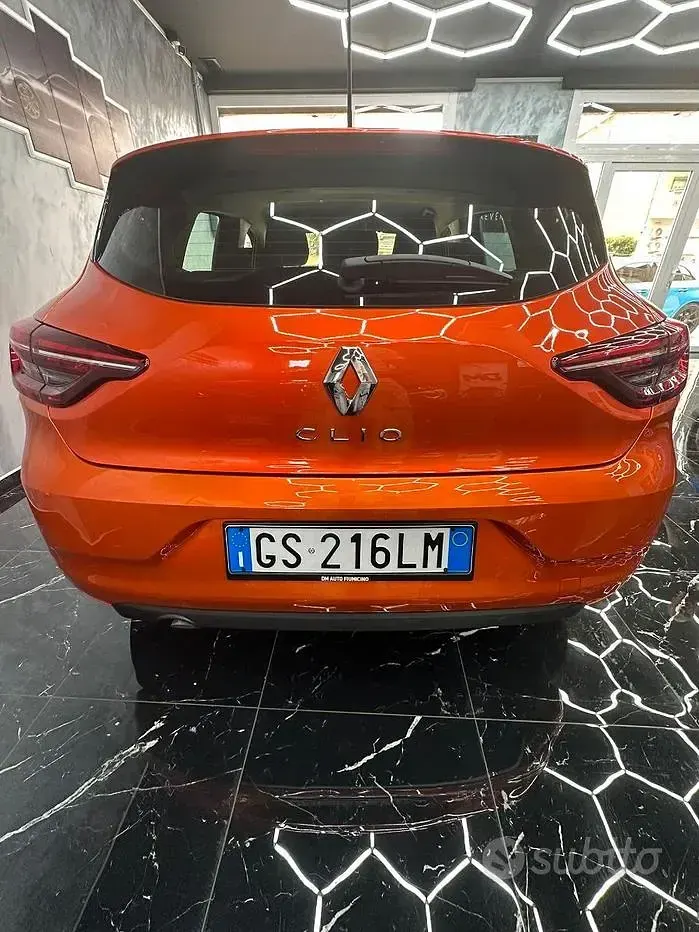 Usata Renault Clio V SE 65 CV (47 kW) 2023 Arancione Berlina