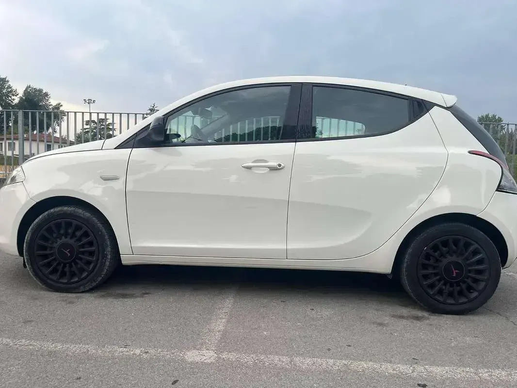 Usata Lancia Ypsilon 69 CV (50 kW) 2013 Bianco Utilitaria