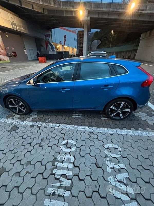Usata Volvo V40 R-Design 120 CV (88 kW) 2019 Blu Berlina