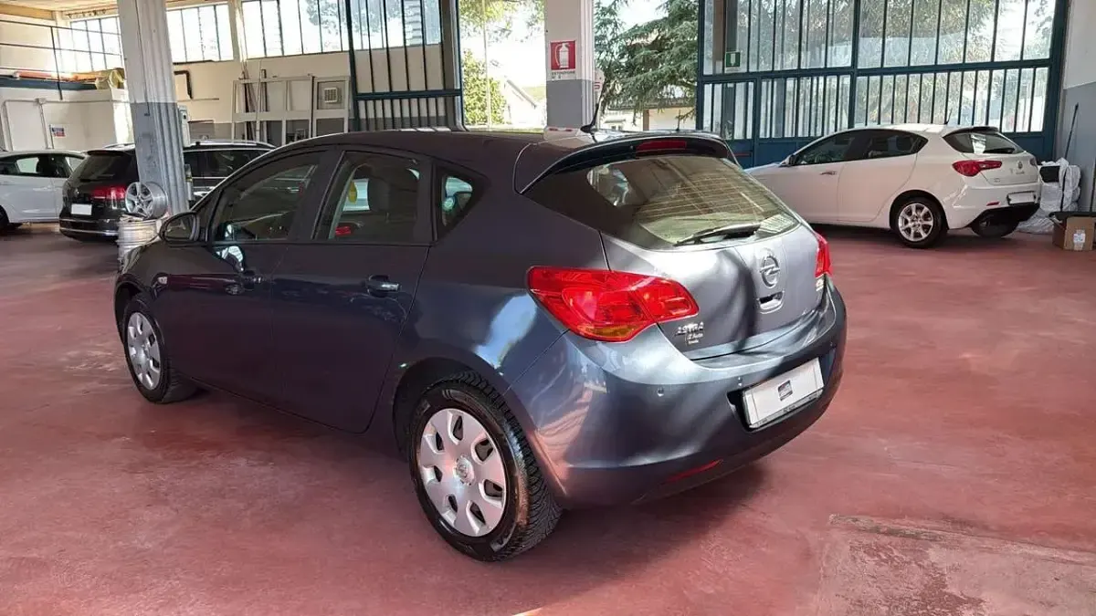 Usata Opel Astra 101 CV (74 kW) 2011 Bluazzurro Berlina