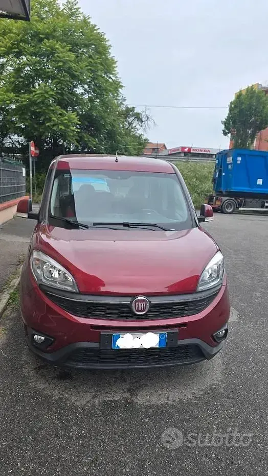 Usado Fiat Doblò Lounge 120 HP (88 kW) 2017 Vermelho Monovolume