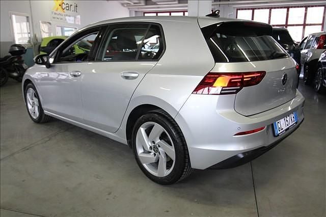 Usata VW Golf VIII Life 131 CV (96 kW) 2022 Argento Berlina
