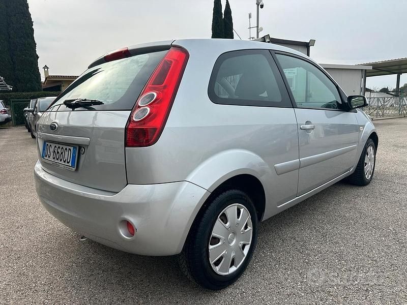 Usata Ford Fiesta 80 CV (58 kW) 2008 Grigio Utilitaria