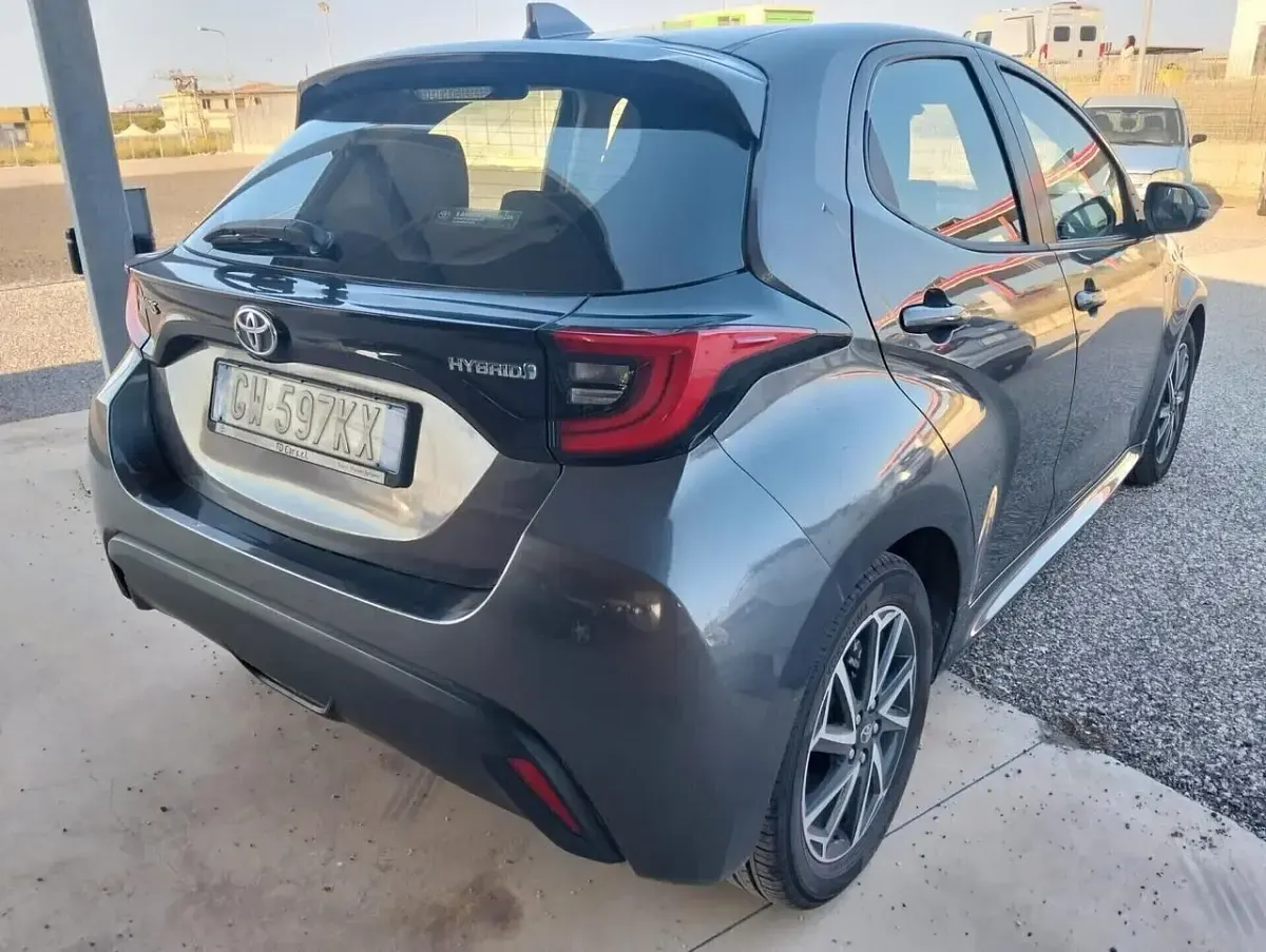 Usata Toyota Yaris Lounge 115 CV (84 kW) 2020 Grigio Utilitaria