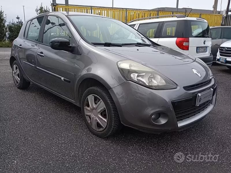 Usata Renault Clio II 74 CV (54 kW) 2010 Grigio Berlina