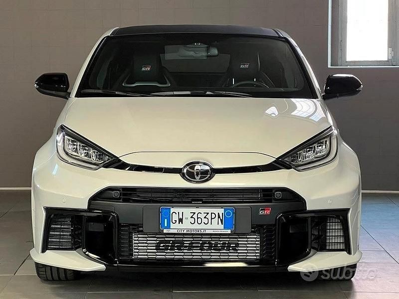 Usata Toyota Yaris 280 CV (205 kW) 2024 Bianco Berlina