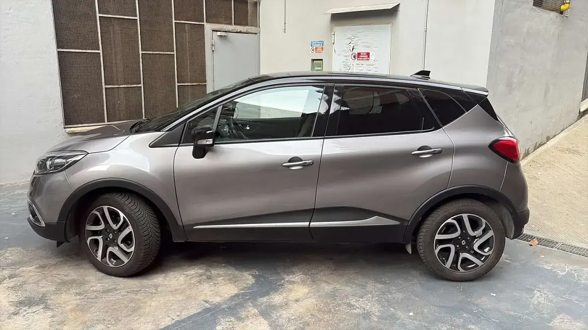 Usado Renault Captur Intens 110 CV (80 kW) 2015 Gris SUV