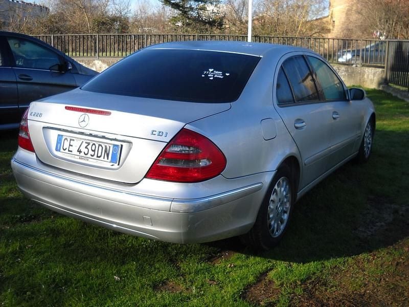 Usata Mercedes E220 Elegance 149 CV (109 kW) 2003 Argento Berlina