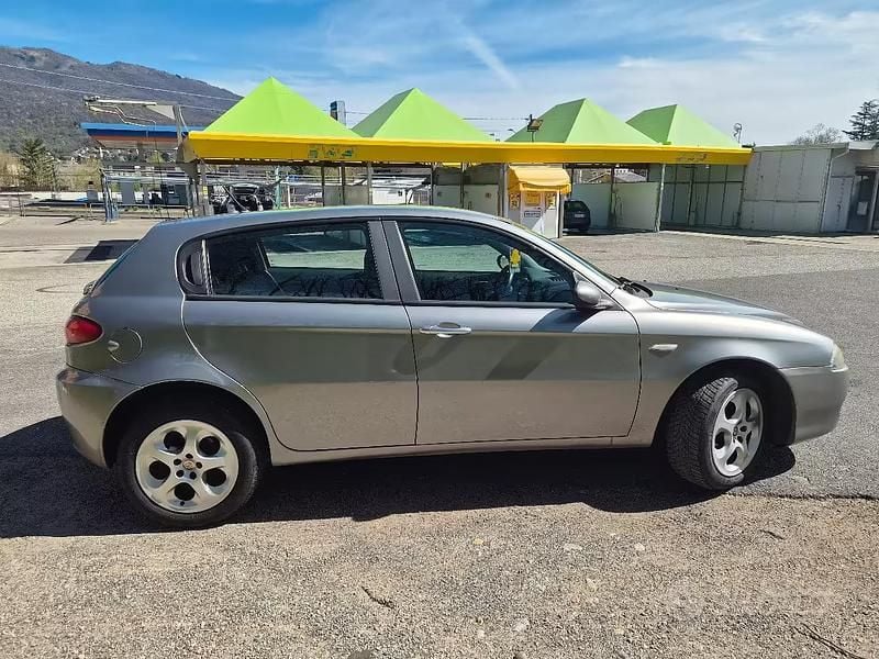 Usata Alfa Romeo 147 120 CV (88 kW) 2008 Grigio Utilitaria