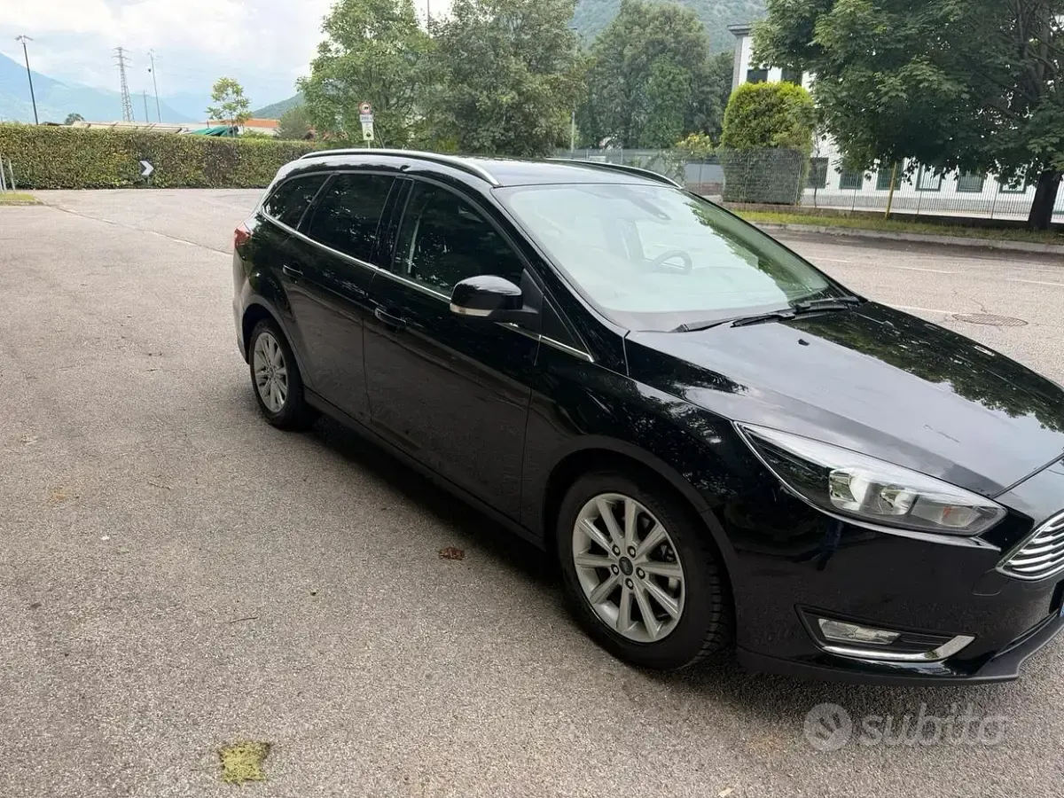 Begagnad Ford Focus 120 HK (88 kW) 2016 Svart Sedan