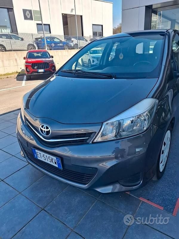 Usata Toyota Yaris Lounge 90 CV (66 kW) 2013 Grigio Utilitaria