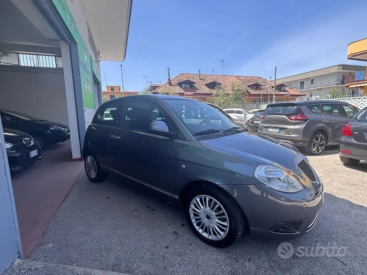 Usata Lancia Ypsilon 60 CV (44 kW) 2010 Grigio Utilitaria