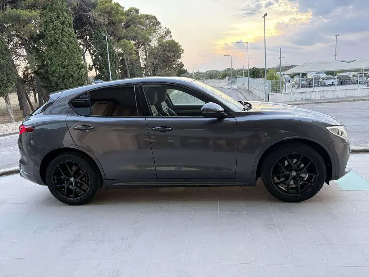 Usata Alfa Romeo Stelvio Veloce 209 CV (153 kW) 2021 Grigio scuro SUV