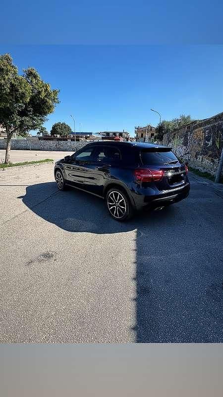 Usata Mercedes GLA200 Premium 136 CV (100 kW) 2018 Blu/azzurro SUV