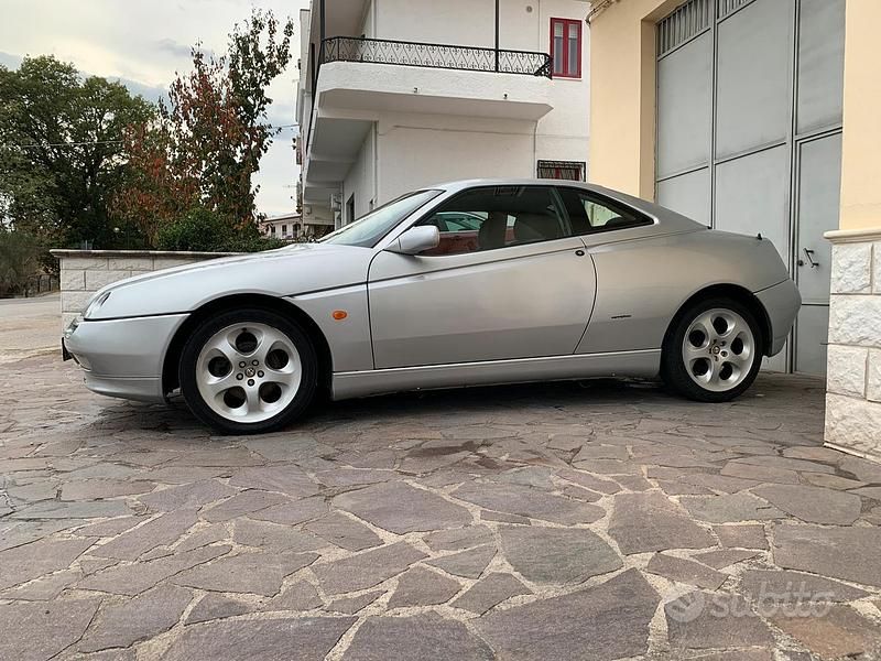 Usata Alfa Romeo GTV 144 CV (105 kW) 1999 Grigio Coupé