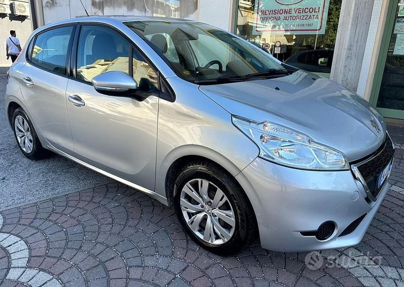 Usata Peugeot 208 Active 68 CV (50 kW) 2014 Grigio Utilitaria