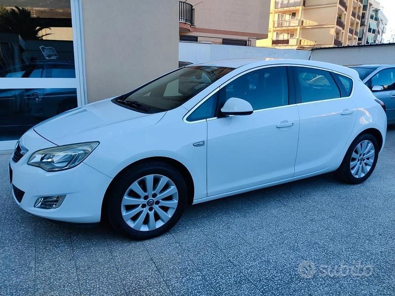 Usata Opel Astra Cosmo 110 CV (80 kW) 2010 Bianco Berlina