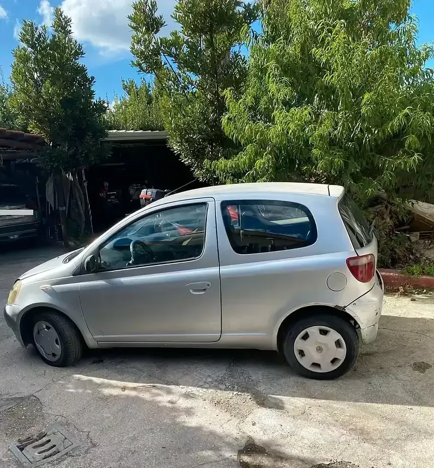 Usata Toyota Yaris 86 CV (63 kW) 2000 Grigio Berlina