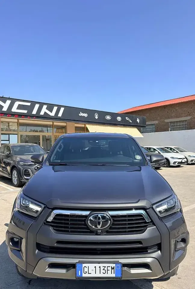 Usata Toyota HiLux 204 CV (150 kW) 2023 Grigio Pick-up