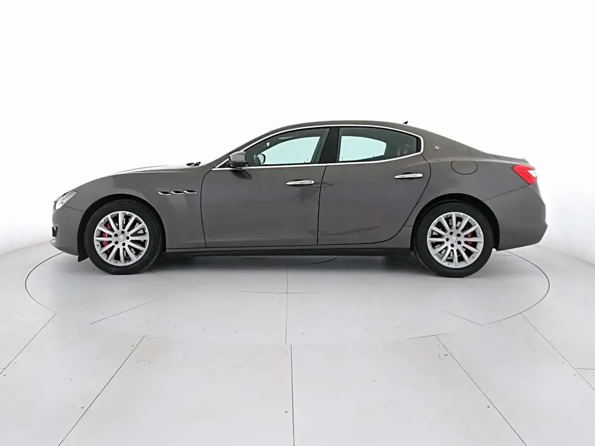 Usata Maserati Ghibli 275 CV (202 kW) 2017 Grigio maratea Berlina