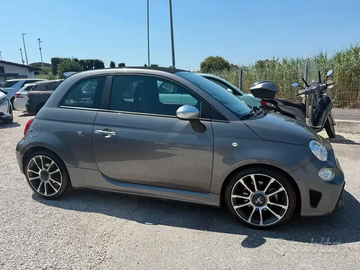 Usata Abarth 595C 165 CV (121 kW) 2022 Grigio Cabrio