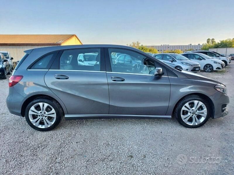 Grigio scuro metallizzato Usata 2017 Mercedes B180 AMG Monovolume | 16.500 € (Cara) - Immagine 1/4