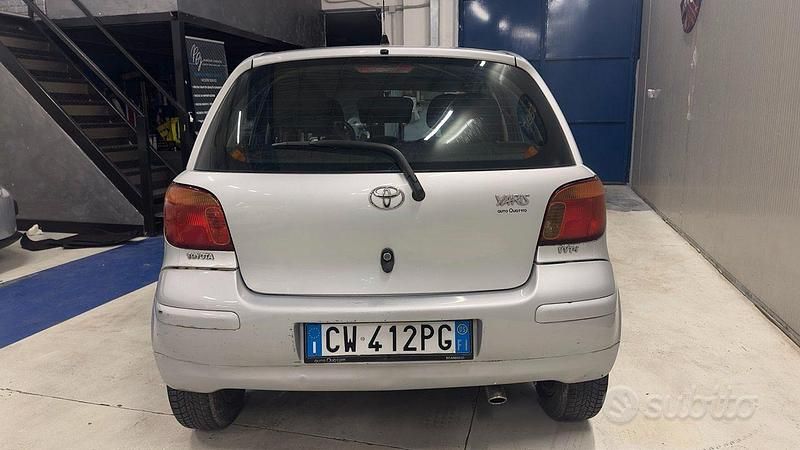 Usata Toyota Yaris 87 CV (63 kW) 2005 Grigio Utilitaria
