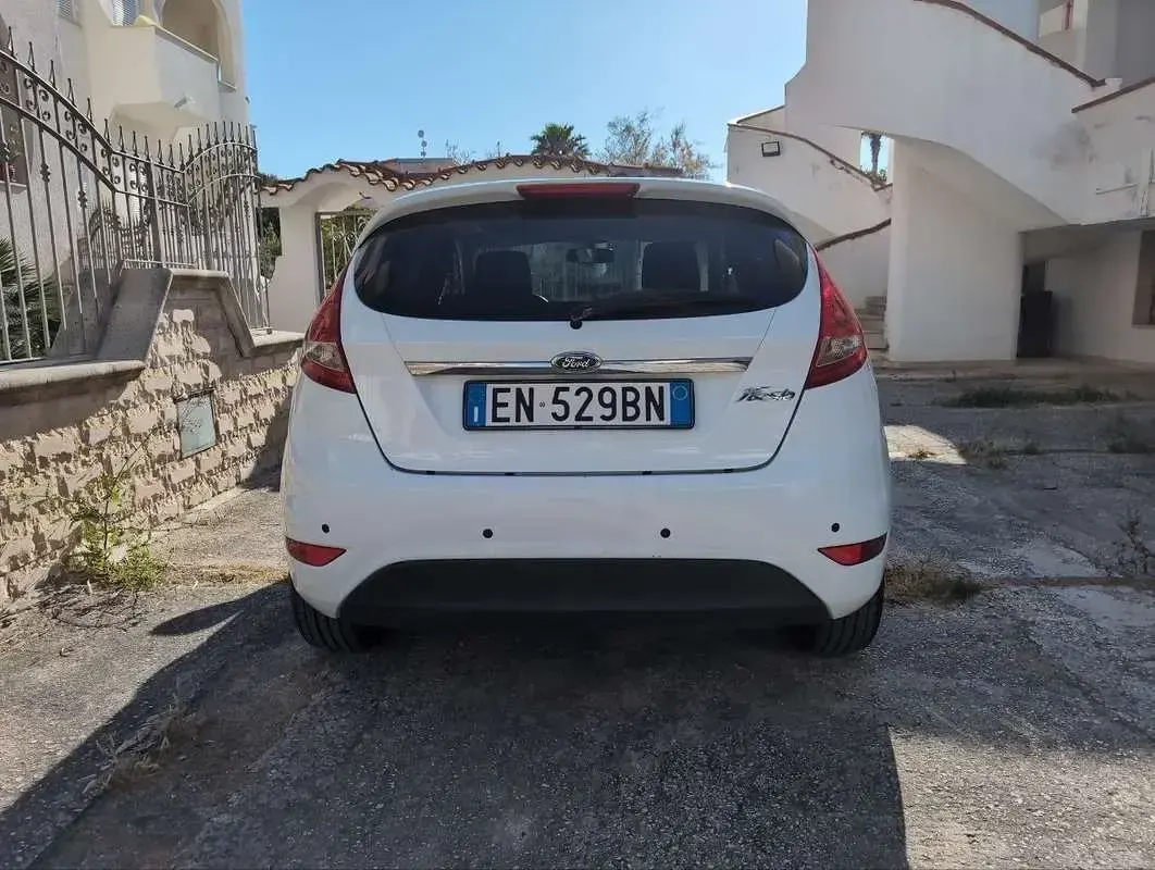Usata Ford Fiesta Titanium 60 CV (44 kW) 2012 Bianco Berlina