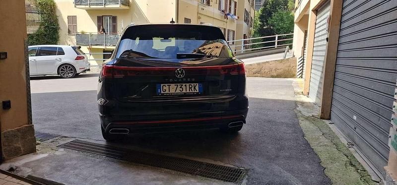 Usata VW Touareg R 340 CV (250 kW) 2024 Nero SUV