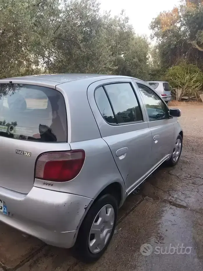 Usata Toyota Yaris 86 CV (63 kW) 2001 Grigio Utilitaria