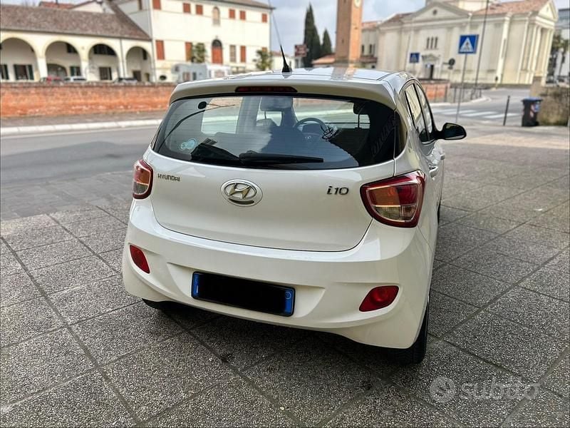 Usata Hyundai i10 67 CV (49 kW) 2016 Bianco Utilitaria