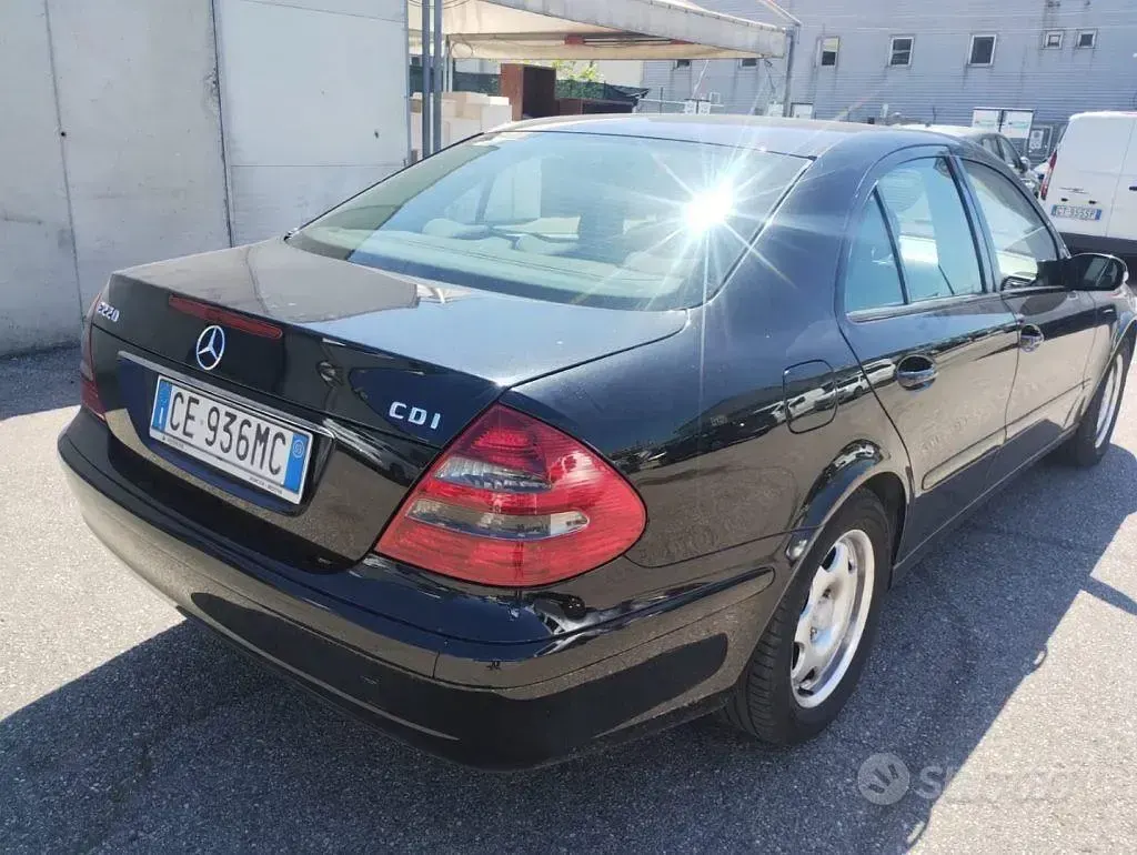 Usata Mercedes E220 Elegance 150 CV (110 kW) 2003 Nero Berlina