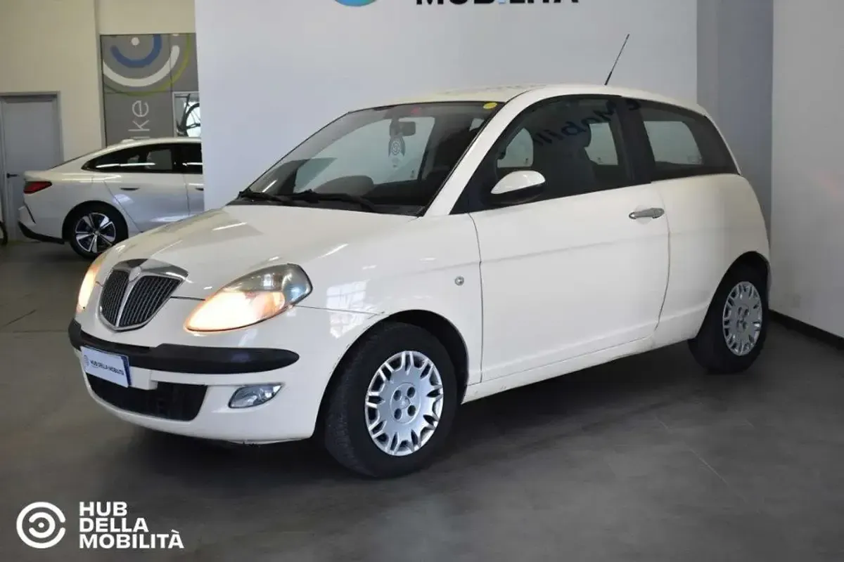 Usata Lancia Ypsilon 60 CV (44 kW) 2004 Beige Utilitaria