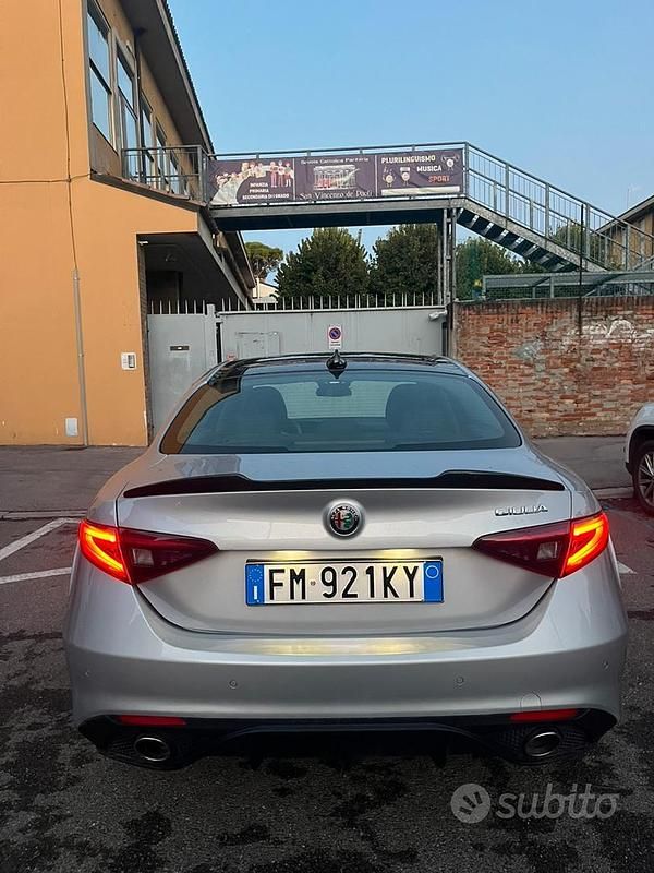 Usata Alfa Romeo Giulia 150 CV (110 kW) 2017 Grigio Berlina