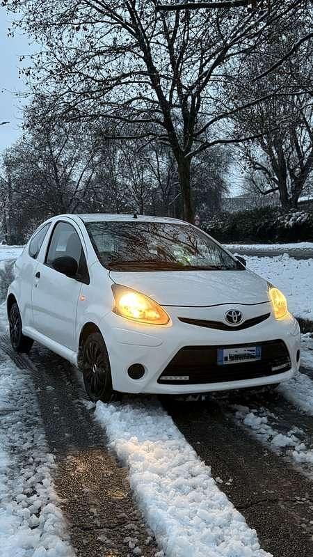 Usata Toyota Aygo Connect Style 68 CV (50 kW) 2011 Bianco Utilitaria