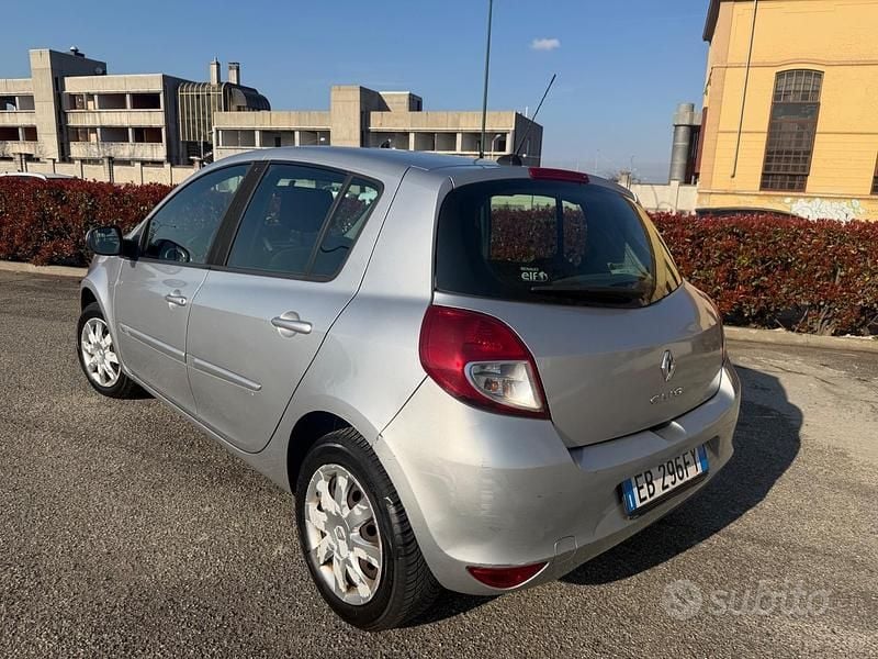 Käytetty Renault Clio II Dynamique 101 HP (74 kW) 2010 Harmaa Sedan