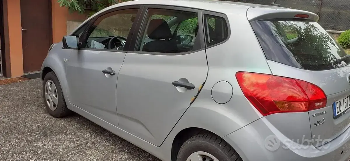 Usata Kia Venga 90 CV (66 kW) 2011 Grigio Utilitaria