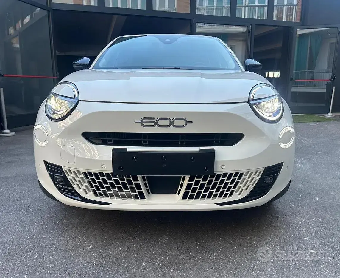 Usata Fiat 600 136 CV (100 kW) 2025 Bianco SUV