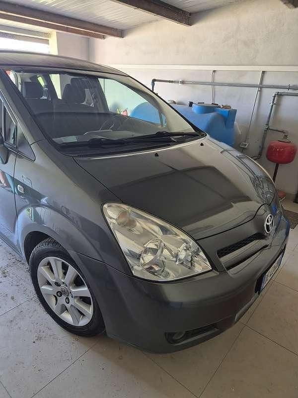 Usata Toyota Corolla Verso 136 CV (100 kW) 2006 Grigio Monovolume