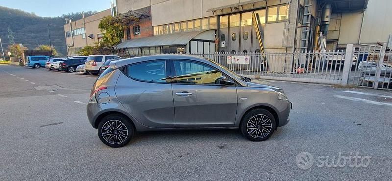 Usata Lancia Ypsilon Gold 69 CV (50 kW) 2022 Grigio scuro Utilitaria