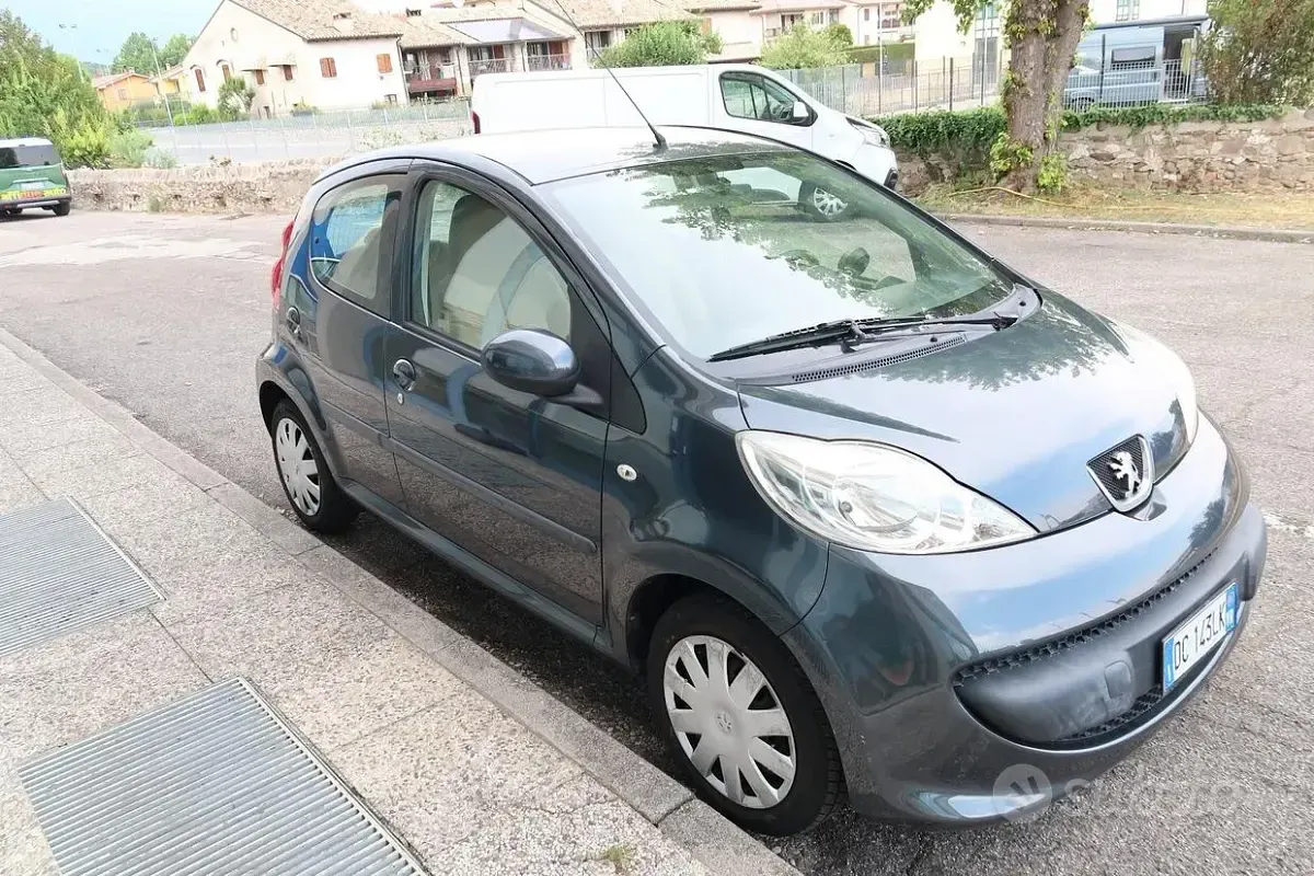 Usata Peugeot 107 68 CV (50 kW) 2006 Grigio Utilitaria