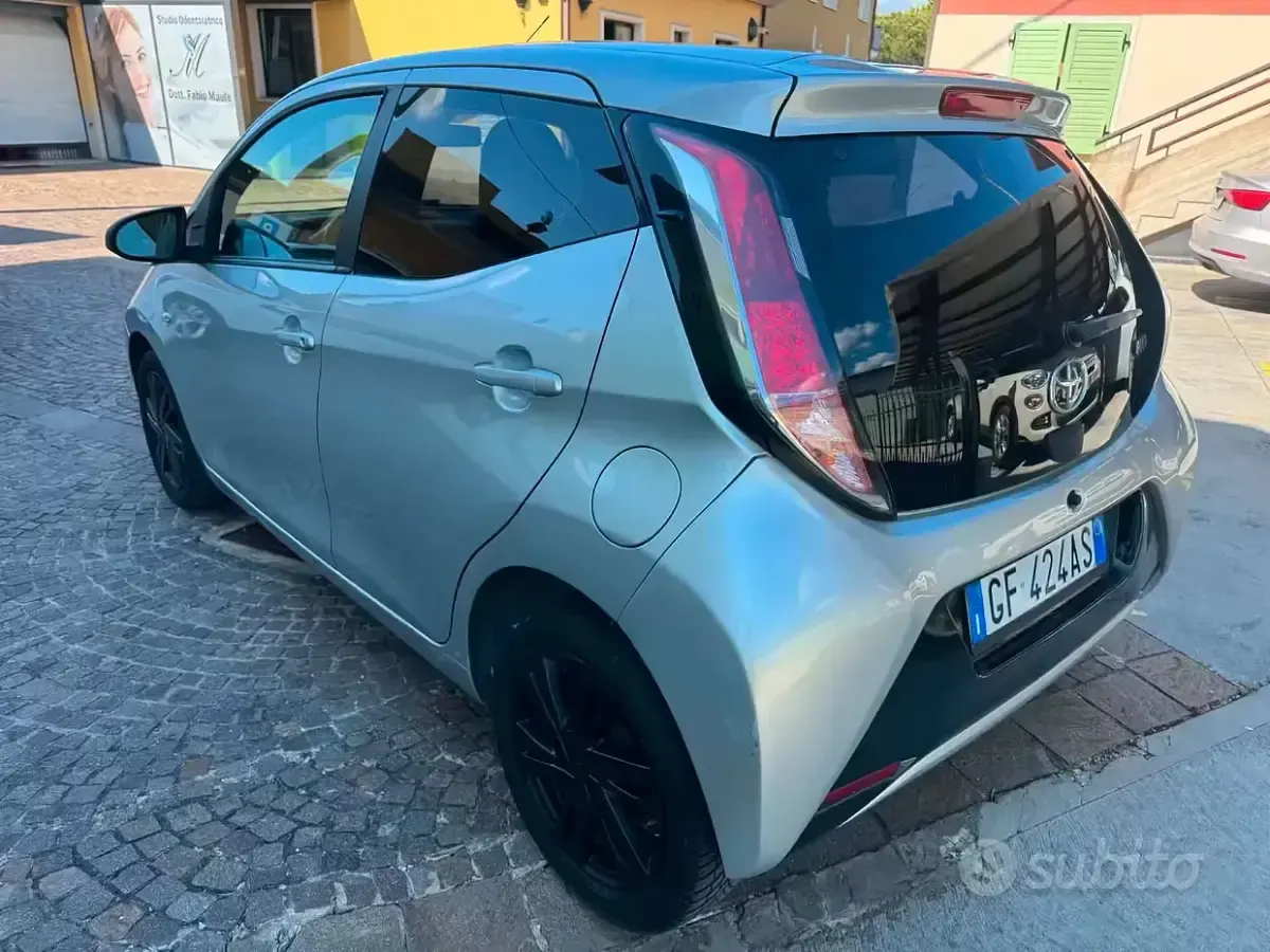 Usado Toyota Aygo Cool 69 HP (50 kW) 2015 Cinzento Citadino