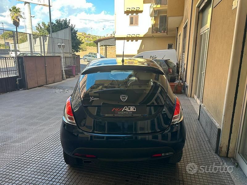 Usata Lancia Ypsilon 69 CV (50 kW) 2015 Blu Utilitaria