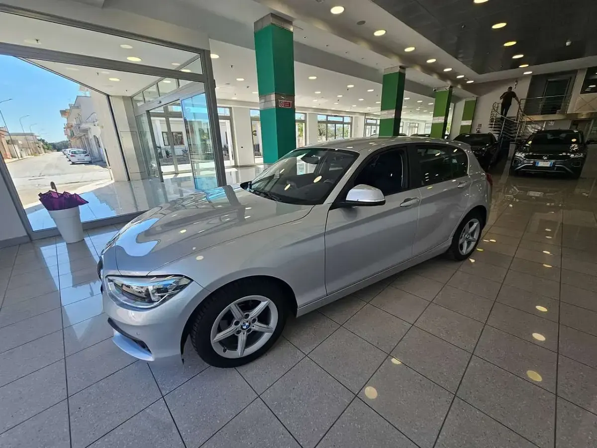 Usata BMW 118 150 CV (110 kW) 2019 Argento Utilitaria