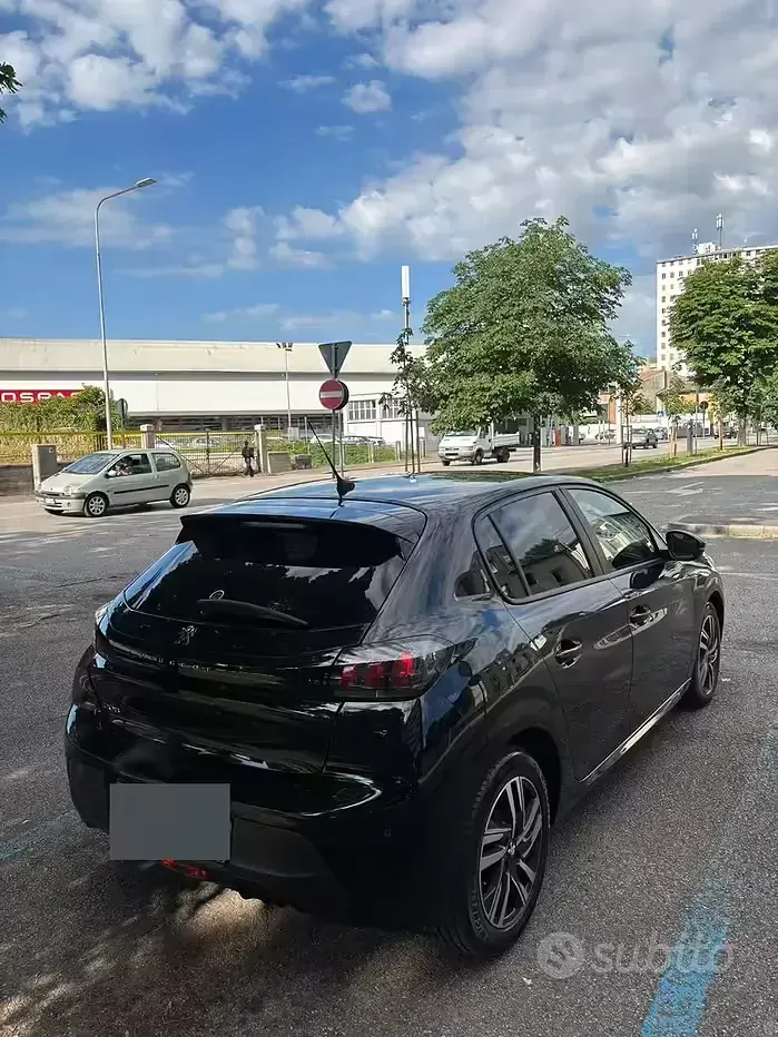 Usata Peugeot 208 75 CV (55 kW) 2023 Utilitaria